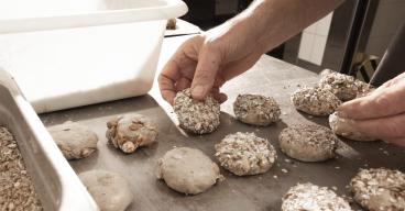 Mueslibollen maken - vacatures - Bakkerij 't Kraayennest
