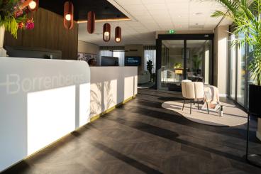 Entree en ontvangstbalie van de showroom Borrenbergs in Bergeijk met vloeren en interieurinspiratie