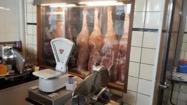 Slagerskoelkast en weegschaal