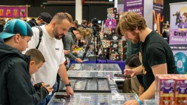 Drukke beursvloer op een CollectableWorld TCG-evenement