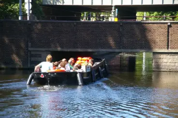 boot onder laagste brug van Haarlem