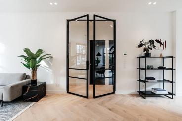 Welke houten vloer laat een kleine ruimte groter lijken