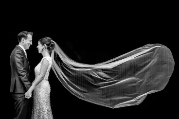 Trouwfotografie // Trouwfotograaf met een ongedwongen en creatieve trouwreportage stijl. Mooie en kleurrijke trouwreportages vol met échte Momenten. Bruidsfotografie & Trouwclips