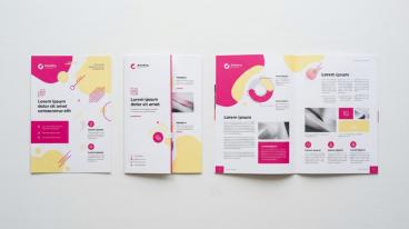 Flyer, folder en brochure naast elkaar op bureau — drukwerk uitleg door Signatures Putten