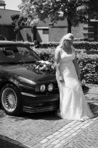 Bruid bij een klassieke auto (zwart-wit) - trouwfilm