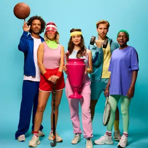 Vijf personen in sportieve kleding.