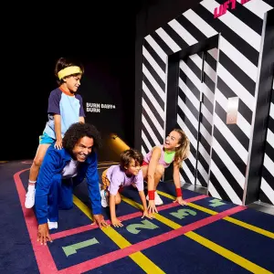 Een familie in het trappenhuis van HUP. Ze staan opgesteld alsof ze in de startblokken staan voor een sprint.