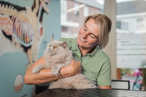 Gerlinde Brink als voedingsdeskundige van dierenspeciaalzaak te Morsche.
