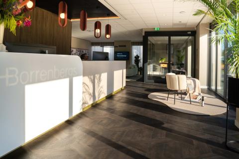 Entree en ontvangstbalie van de showroom Borrenbergs in Bergeijk met vloeren en interieurinspiratie