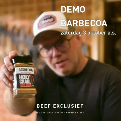 pitmaster toont een potje Barbecoa Holy grail rub en tekst demo bBarbecoa zaterdag 3 oktober
