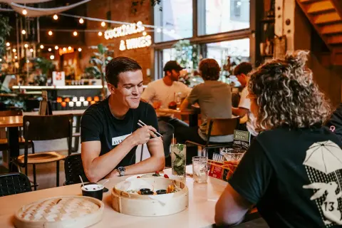 Mensen die eten in Foodhall Breda