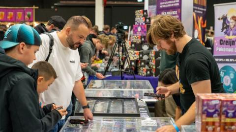 Drukke beursvloer op een CollectableWorld TCG-evenement