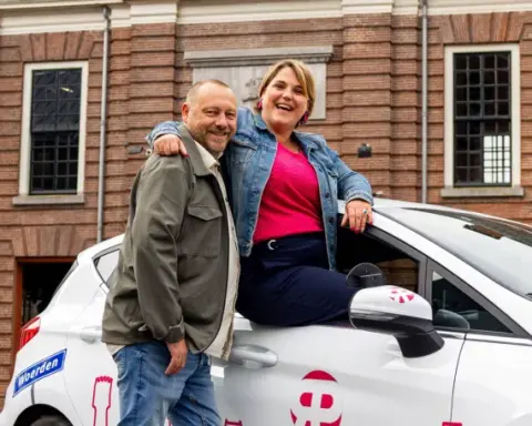 Anke en Arjan bij een rijschool Plassie auto