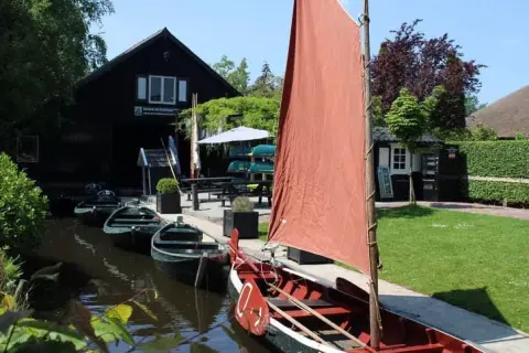 Boot huren Giethoorn, punter in gracht