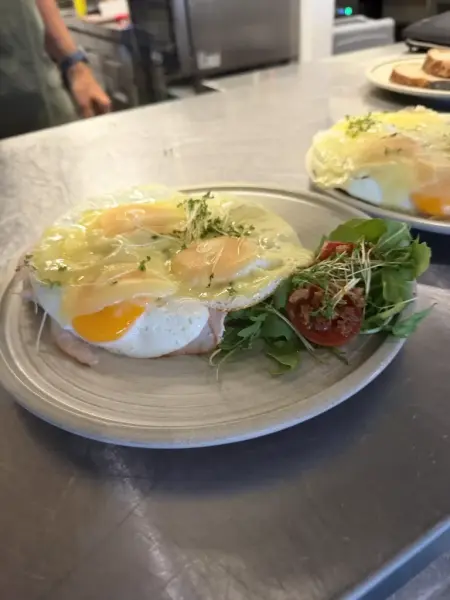 Eieren benedict als ontbijt bij Bij Maaten