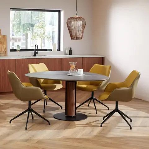 eetkamertafel met stoelen