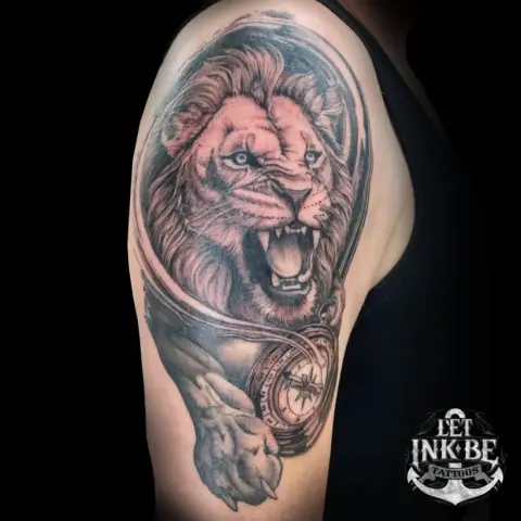 zwart wit tattoo leeuw