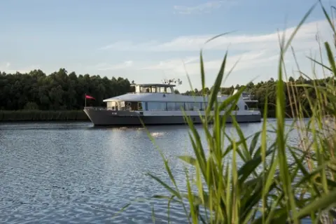 Schip van Rondvaartbedrijf De Zilvermeeuw op het water in de Biesbosch