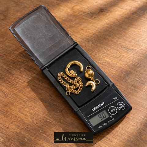 Oud goud of zilver dat je niet meer draagt? Lever het bij ons in en ontdek wat het nog waard is. Kies voor een leuk zakcentje ?, leg de waarde bij op een nieuw sieraad of gebruik het materiaal om iets nieuws te laten maken. Voor vragen kan je ons een DM s