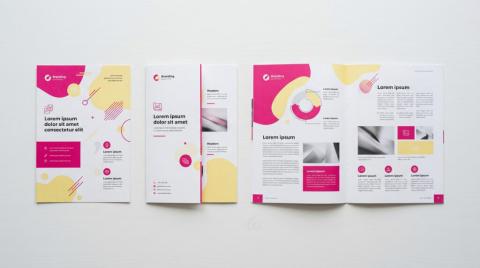 Flyer, folder en brochure naast elkaar op bureau — drukwerk uitleg door Signatures Putten