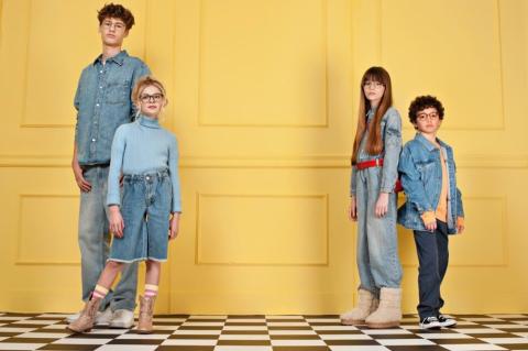 Kinderen met kleurrijke monturen