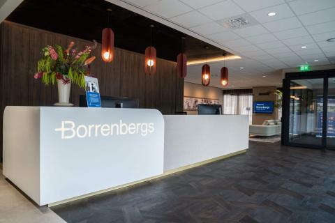 Ontvangstbalie in de showroom van Borrenbergs met modern interieur en gastvrije uitstraling.