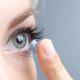 Contactlens wordt op de vingertop in het oog geplaatst