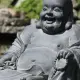 Lachende Boeddha beeld symboliseert geluk en voorspoed