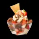 Aardbei sundae met verse aardbeien en slagroom in een coupe-glas