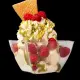 Pistache sundae met romig pistache-ijs en krokante topping in een coupe