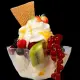 Verse fruit sundae met seizoensfruit en slagroom bij IJssalon Italia