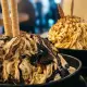 Spaghetti-ijs met slagroom en aardbeisaus, het handtekening-dessert van IJssalon Italia