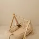 Babynestje teddy met houten babygym in een lichte babykamer