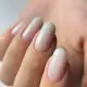 Melkwitte amandelnagels met een subtiele schittering