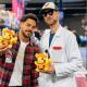 Bezoekers met Pikachu-knuffels op een CollectableWorld TCG-evenement