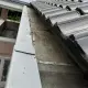 Schone dakgoot na reiniging door Frisspits