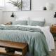 bed met kussens en dekens