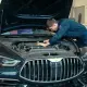 Monteur van Auto Danenberg wisselt en monteert banden in de werkplaats in Hoogwoud