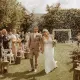 Pasgetrouwd stel loopt hand in hand door een regen van confetti