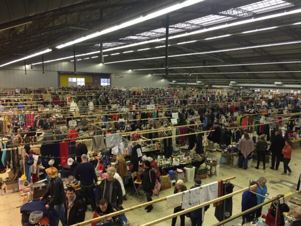 Mega Vlooienmarkt op Vliegveld Twente: 350 kramen vol tweedehands vondsten