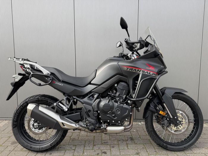 Honda XL750 Transalp uit 2024 met 9.520 km en SW-Motech accessoires voor €10.790 bij Motorhuis Bakker